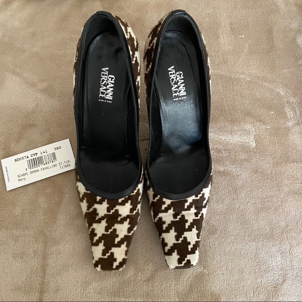 Authentic pre-owned Versace Cavallino Black Pumps.